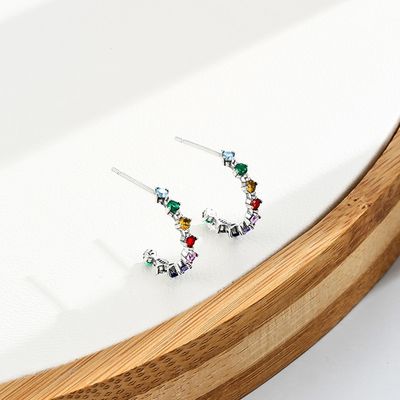 S925 0.6in 1.4g Gökkuşağı Vidali Küpeler 5A Gümüş Orta Boy Halka Küpeler