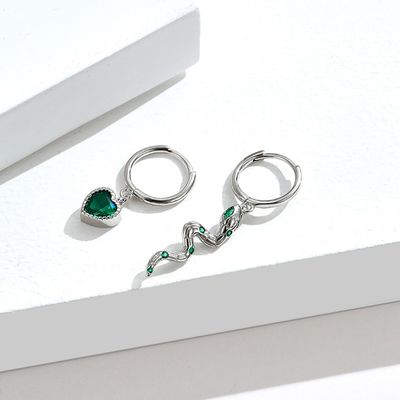 2.1x0.7cm 2.3g Gümüş Kalp Şekilli Küpeler Kristal Yılan Çember Küpe OEM
